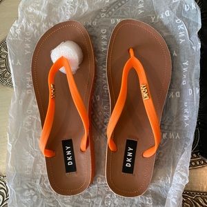 NIB orange DKNY flip flops size 6,5-8